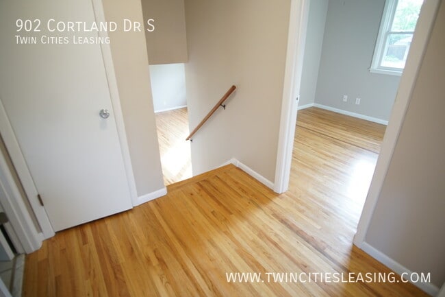 Building Photo - 902 Cortland Dr S