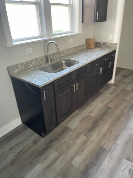 Kitchen 5 years old - 8414 S Cregier Ave