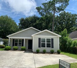 Building Photo - 3 Bedroom, 2 Bath House Available Now