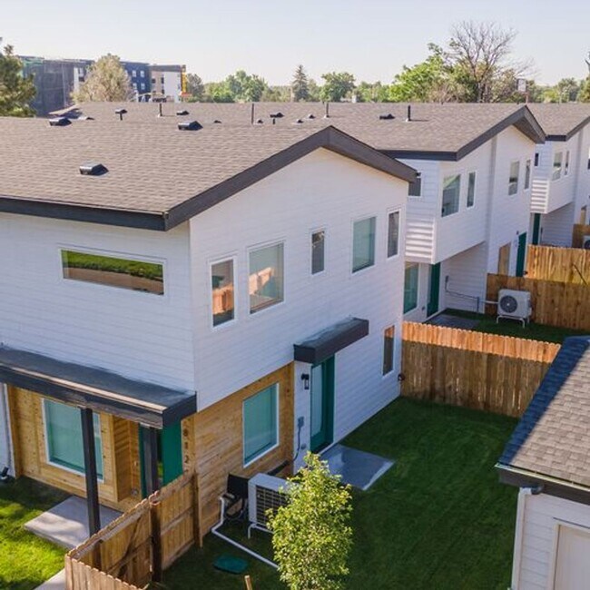 Building Photo - 4bd Rental Duplex! Private Yard, Garage, C...