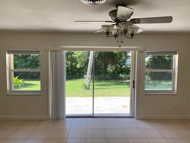 Building Photo - 956 Tulip Ln