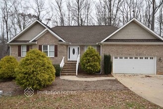 Building Photo - 4033 MacKenzie Dr