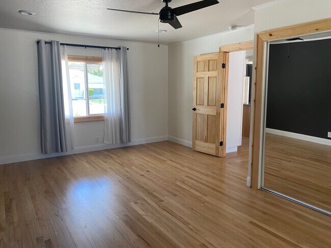 Primary bedroom - 931 Bates Ave
