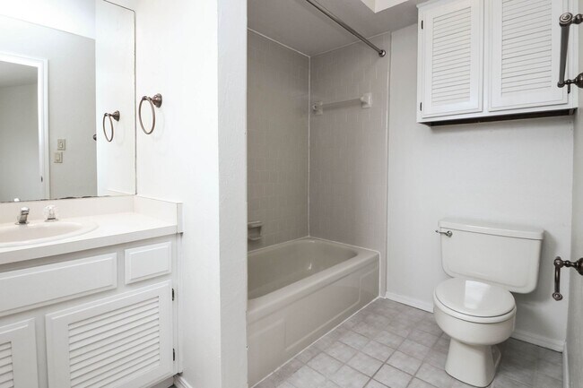 Building Photo - Lovely South Tulsa location close to shopping and restaurants