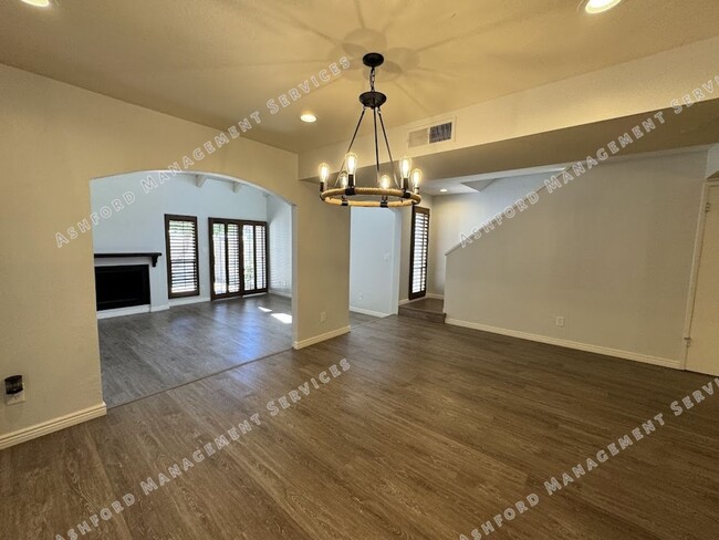 Building Photo - BEAUTIFUL 3 BEDROOM 2.5 BATHROOM HOME IN S...