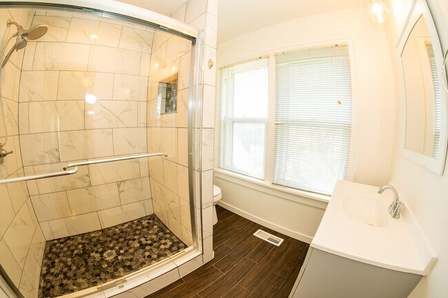 Building Photo - Updated 2 Bed, 1.5 Bath in Tulsa!