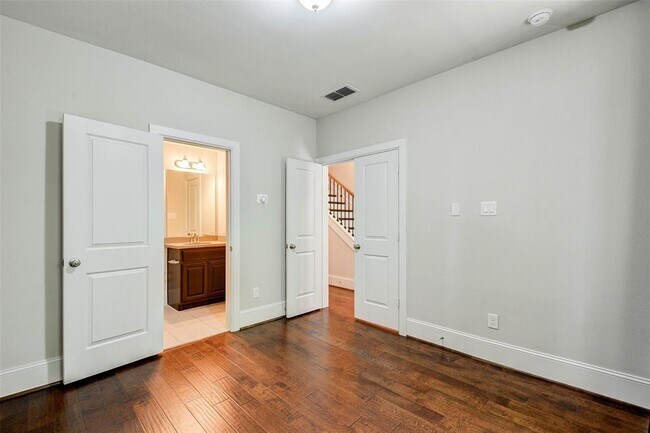 Building Photo - 720 N Shepherd Dr