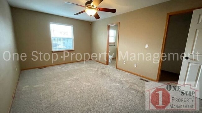 Building Photo - Gorgeous 3 bedroom / 2.5 bathroom in Grain...