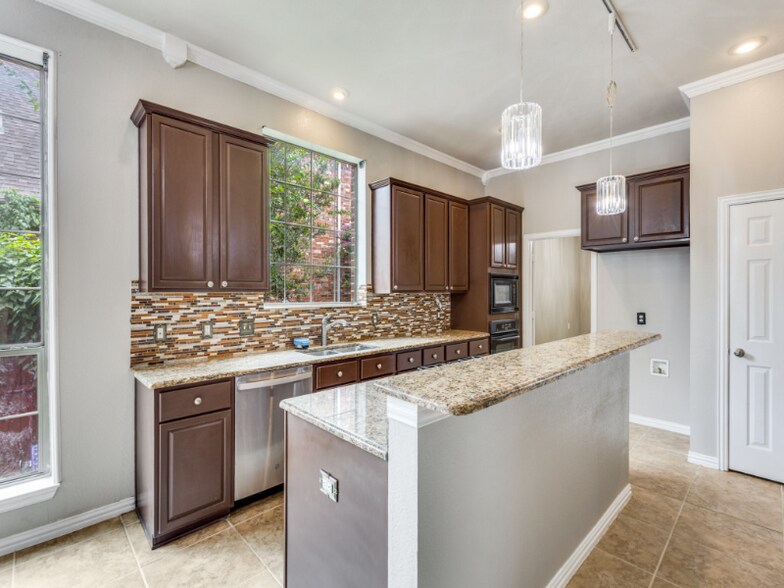 Building Photo - 2817 Pioneer Dr