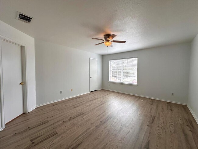 Building Photo - 722 Lavaca Loop