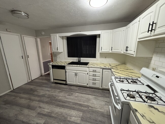 Building Photo - 725 W 22nd Ave