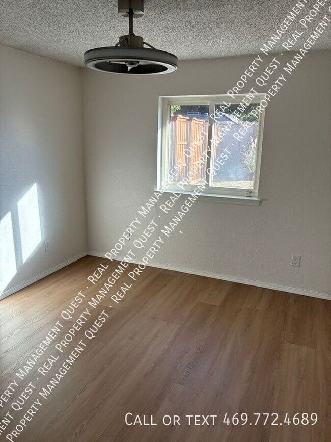 Building Photo - 814 Meandering Way