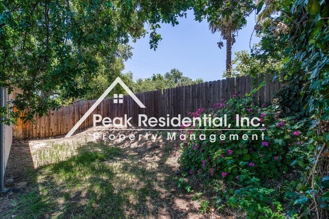 Building Photo - Wonderful Orangevale 2bd/1ba Duplex with 1...