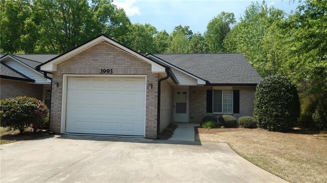 Primary Photo - 2 bed/2 bath end unit in Gainesville