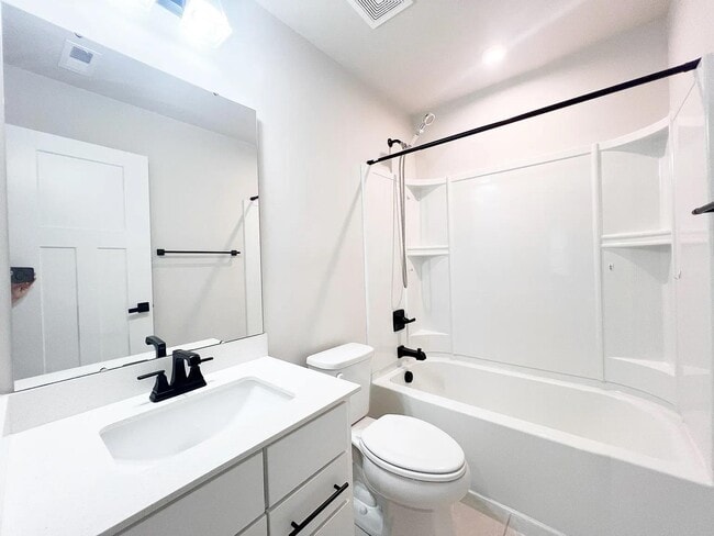 Building Photo - 44 Connaught Ct
