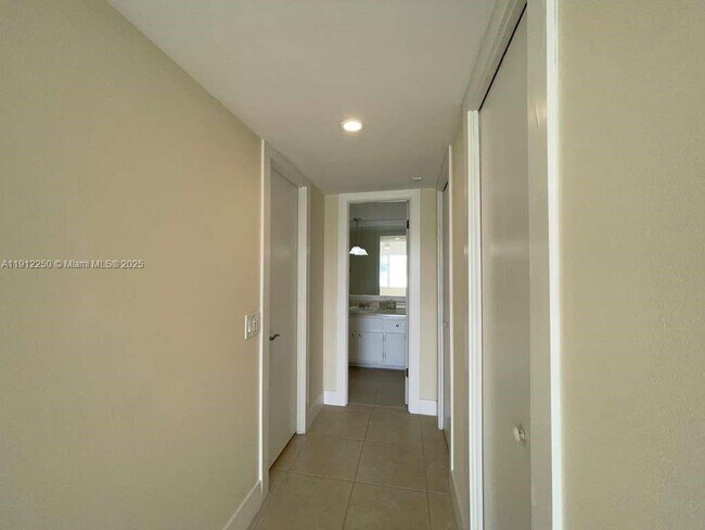 Building Photo - 2950 N Palm Aire Dr