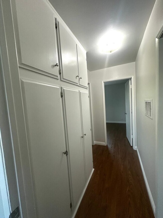 Building Photo - For Lease- Cozy and comfortable Two Bedrooms top floor unit
