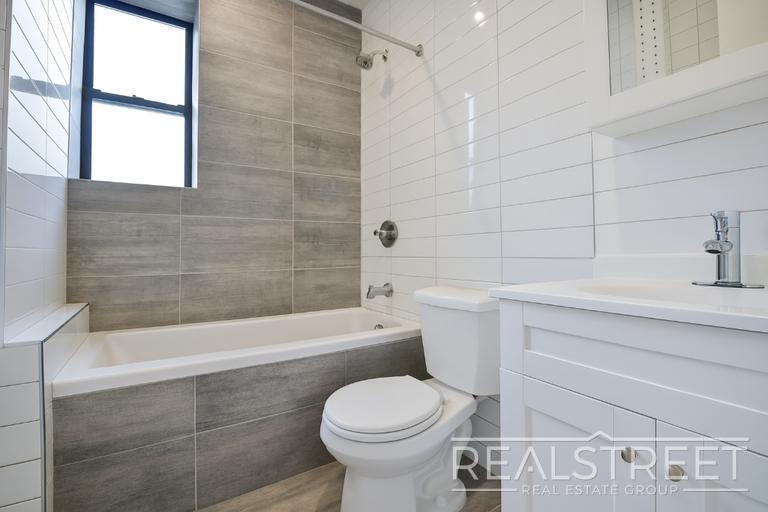 Building Photo - Stunning Modern Large 2 Bedroom