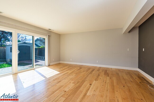 Building Photo - Gorgeous Home | Remodeled | Desirable Location