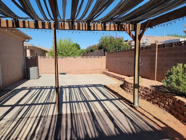 Building Photo - Gorgeous 3 Bedroom Home with Inviting Outd...