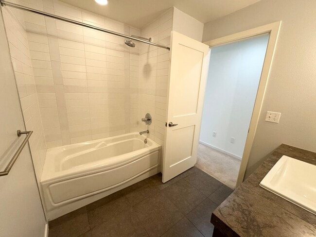 Building Photo - Rare Townhome 2 bed 2 bath in Heart of Bellevue Downtown