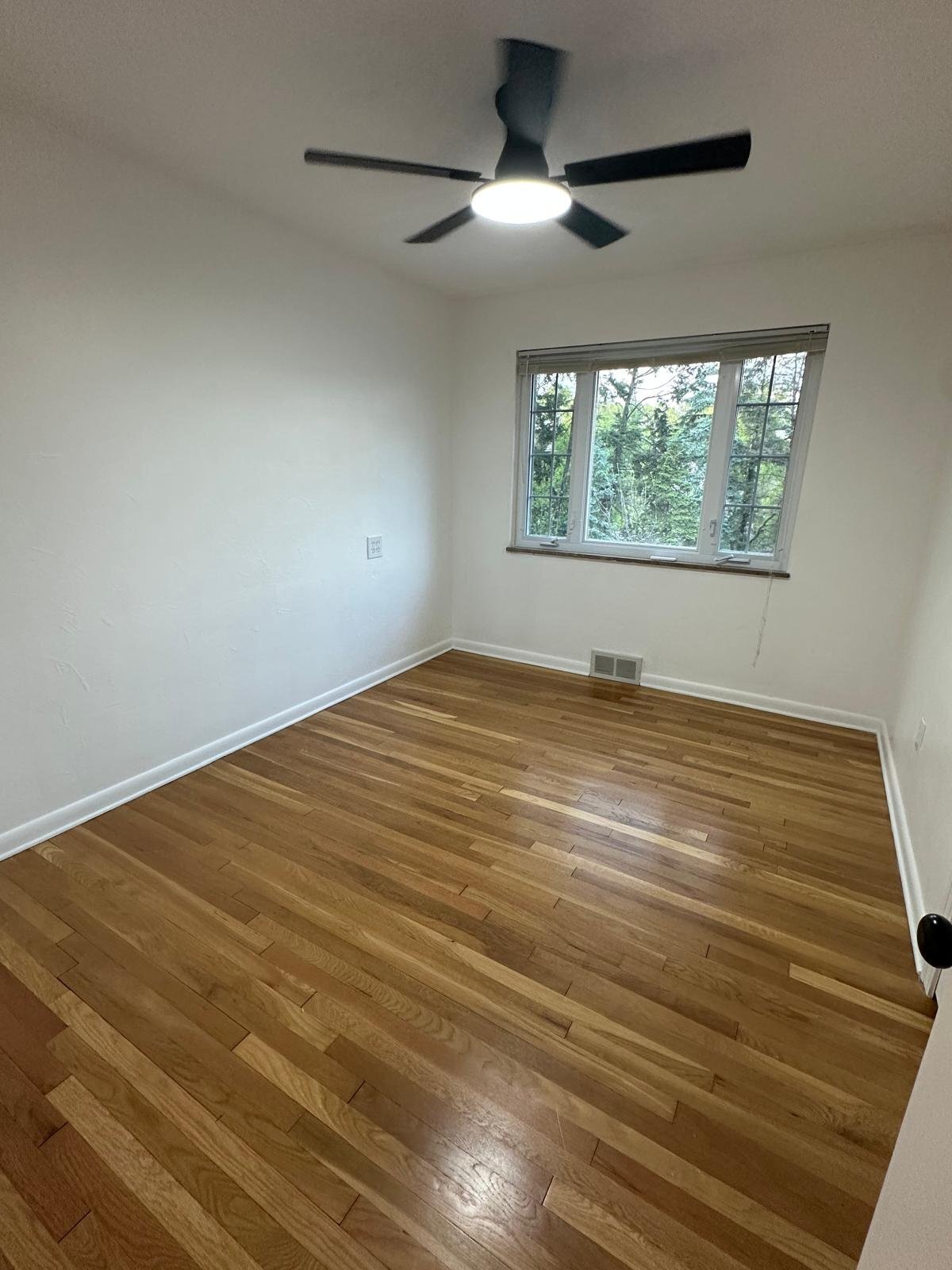 Building Photo - 547 Greenhurst Dr