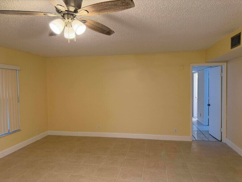 Building Photo - 501 W 1st St