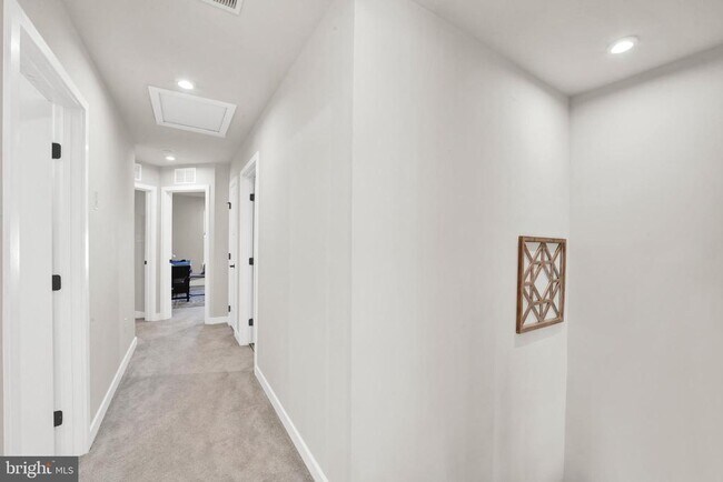 Building Photo - 15 Pratt Ln