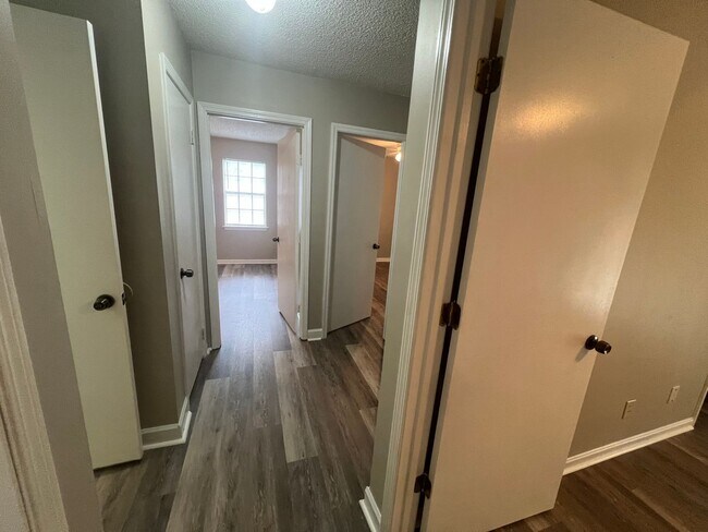 Building Photo - 3 bedroom 1 bathroom off Kicker Rd