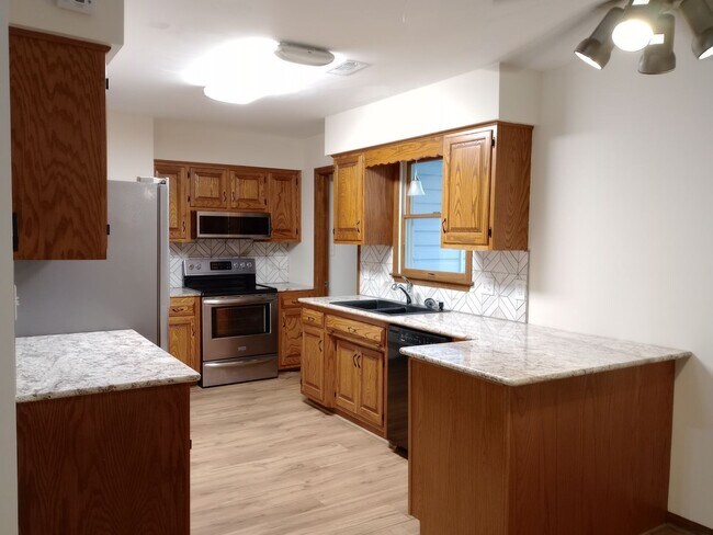 Building Photo - Charming 3 Bedroom, 2 Bath Single Family H...