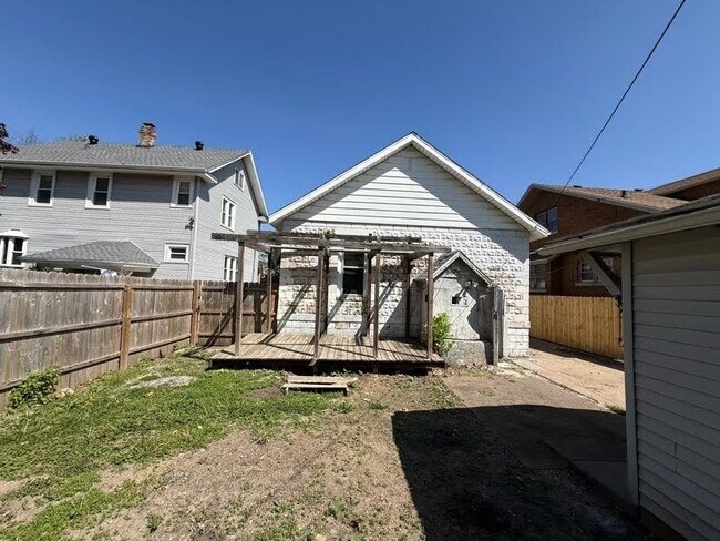 Building Photo - 314 E McClure Ave