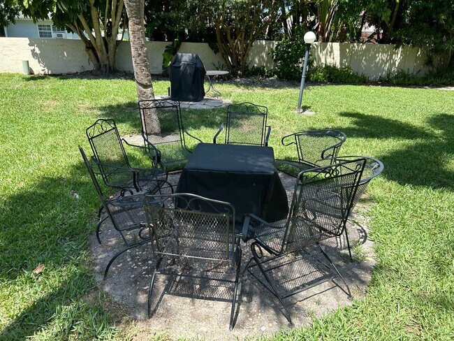 Building Photo - Updated 1 Bed/1.5 Bath Near the Beach! Great Amenities