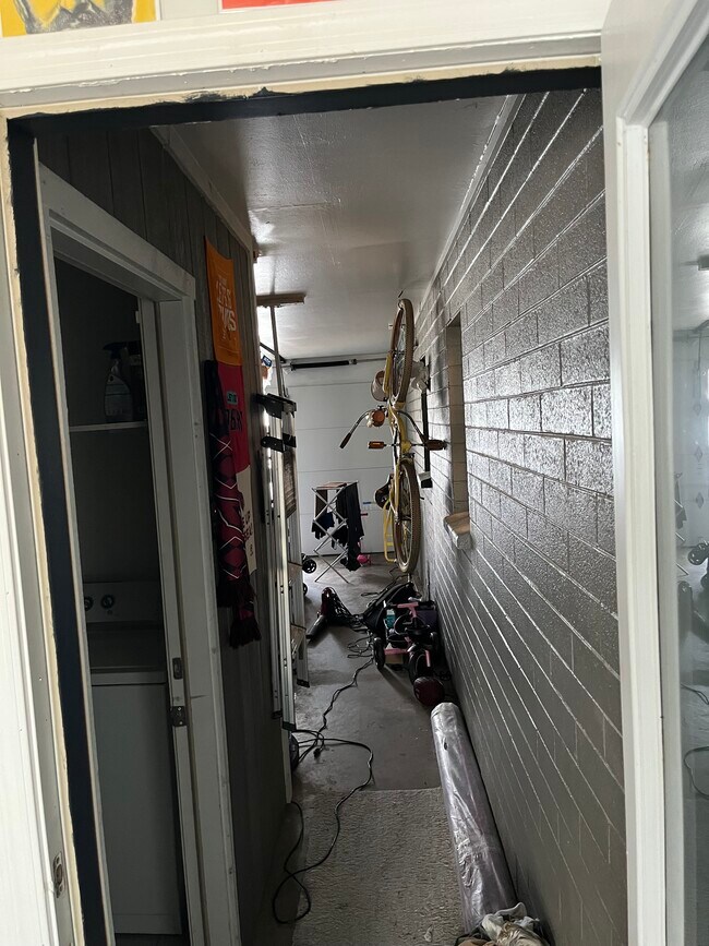 Building Photo - 1506 E Clarendon Ave