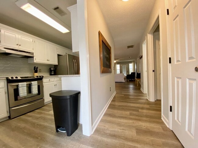 Building Photo - 16 Summit Commons Ct