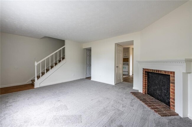 Building Photo - 582 Downing St