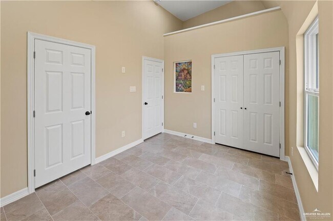 Building Photo - 1405 Karen Dr