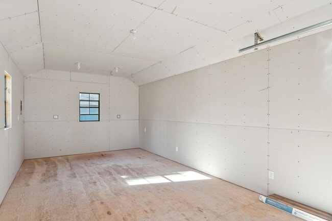 Building Photo - Charming 2 bedroom, 1 bath house