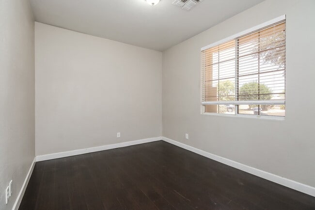 Building Photo - 3353 E Santa Fe Ln