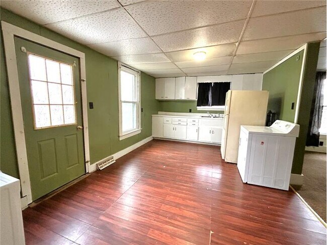 Building Photo - 214 W Warren St