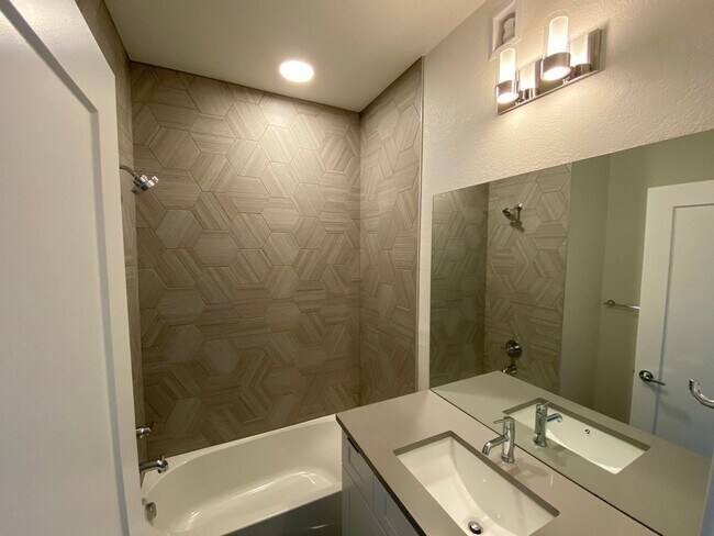 Building Photo - Beautiful End Unit at Overlook Station