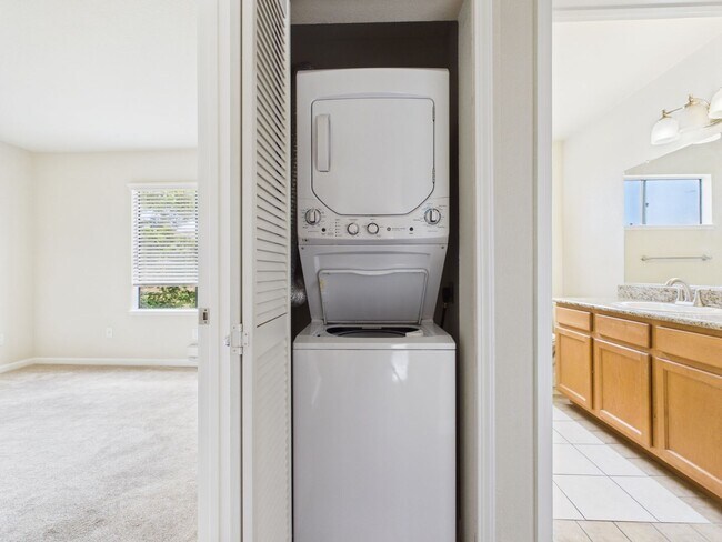 Building Photo - 2 Bedroom Condo at Kimberly Place in Monterey