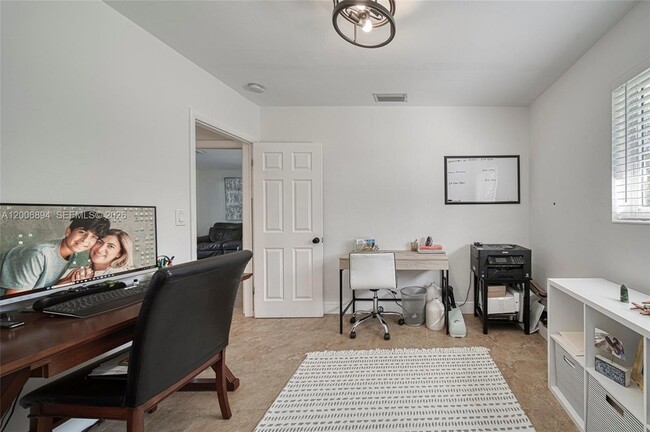 Building Photo - 10600 SW 80th Ct