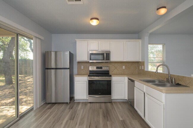 Building Photo - 2401 Haven Dr