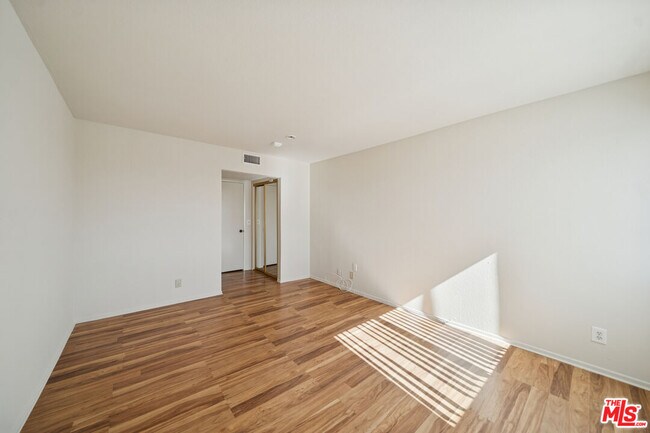 Building Photo - 1519 N Martel Ave