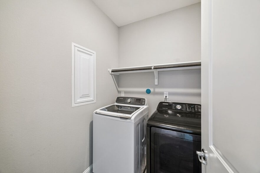 Building Photo - 5443 Camaguey St
