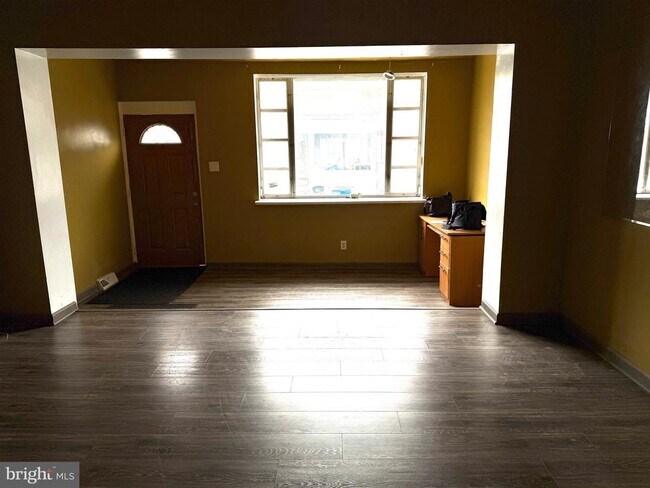 Building Photo - 2553 Carroll St