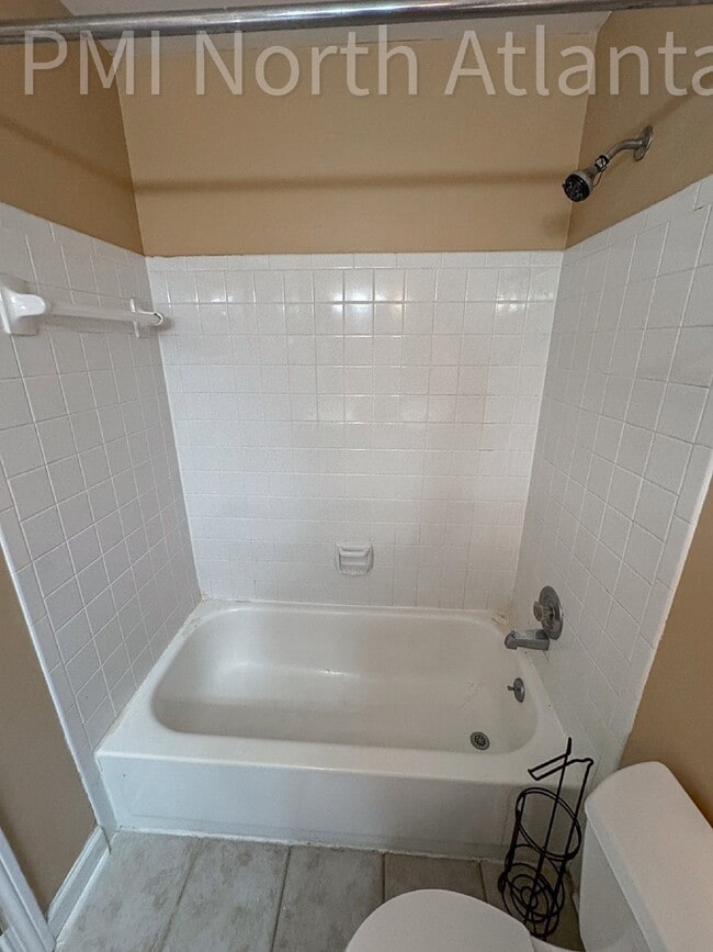 Building Photo - Easy Living in the Heart of Sandy Springs