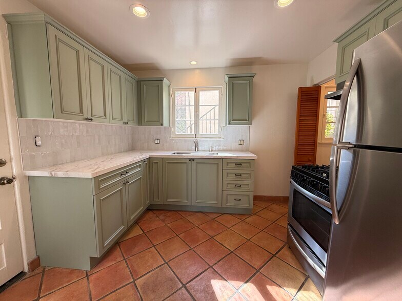 Kitchen - 937 Hammond St