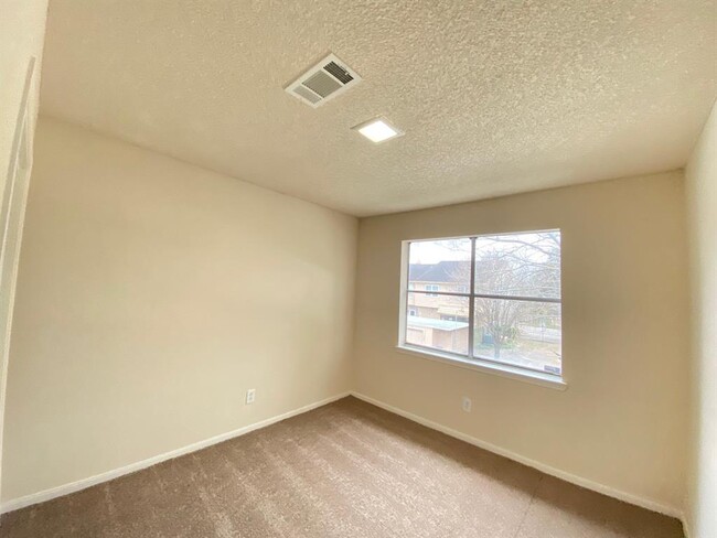 Building Photo - 7700 Creekbend Dr