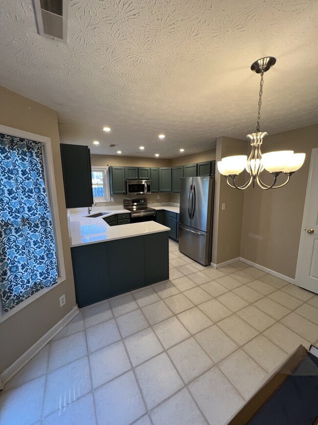 Building Photo - 2220 Bobolink Dr